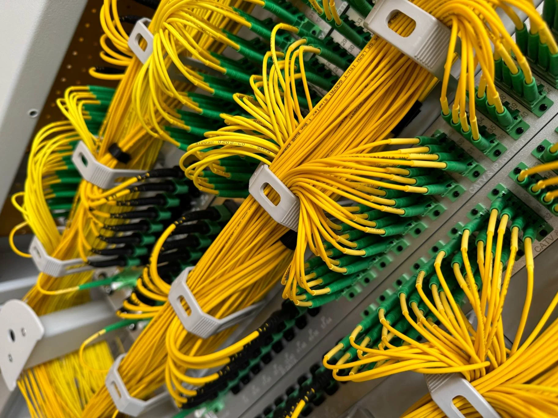 Glasfaser-Infrastruktur und ODF-Verkabelung in einem Netzwerkknoten